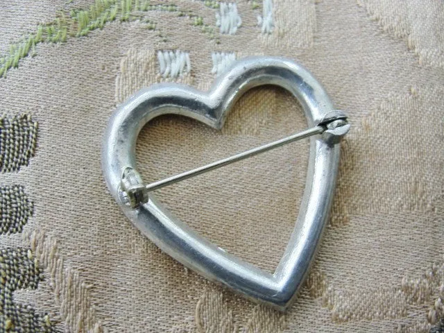 CHARMING Vintage Heart Shape Brooch Sparkling Rhinestones Pin Costume Jewelry